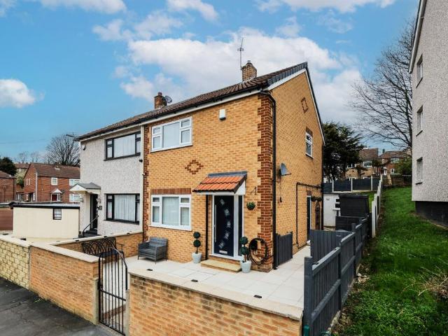 House for sale in Farnley, West Yorkshire