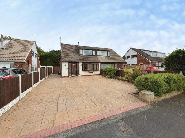 House for sale in Rossmore, Cheshire