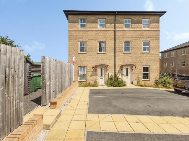 House for sale in Ferrybridge, West Yorkshire