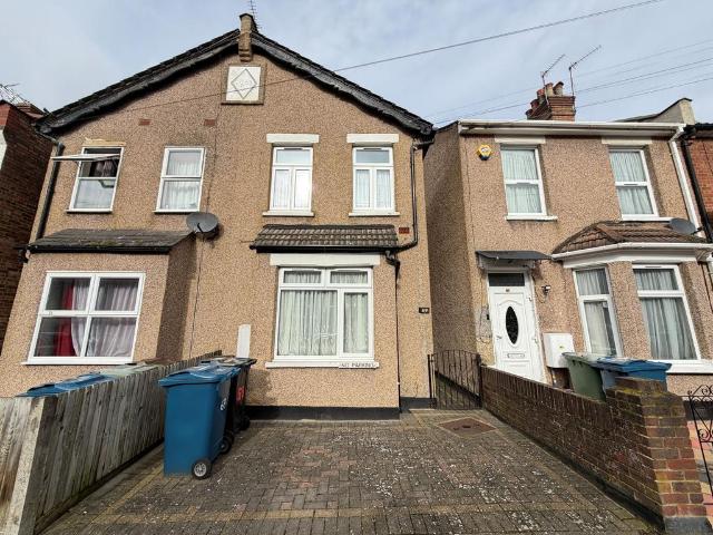 House for sale in Harrow Weald, Greater London