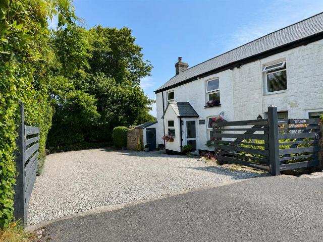 House for sale in Hallaze, Scredda
