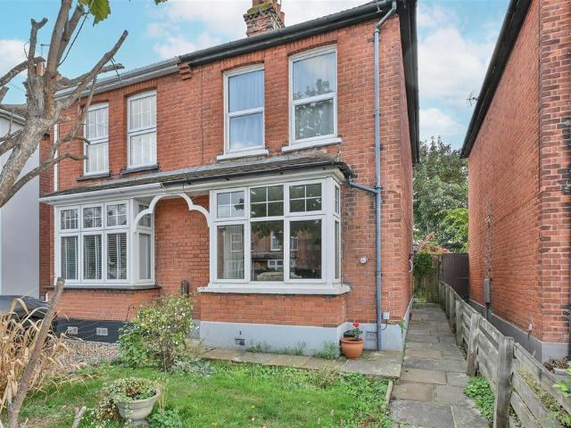 House for sale in Pilgrims' Hatch, Brentwood