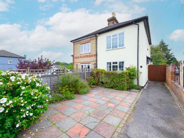 House for sale in Heol-las, Surrey