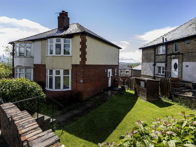 House for sale in Lindley, West Yorkshire