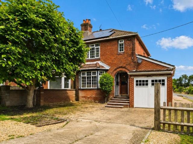 House for sale in Hedge End, Helford