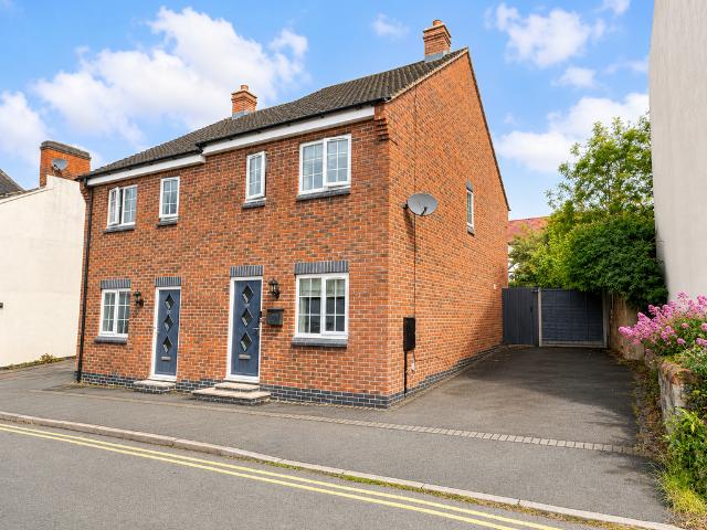 House for sale in Hugglescote, Leicestershire