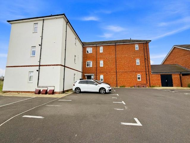 Flat for sale in Houghton Regis, Bedfordshire