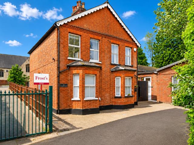 House for sale in Hatching Green, Five Acres