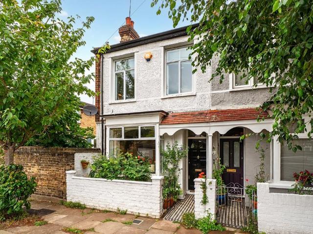 House for sale in London Borough of Hounslow, Strand