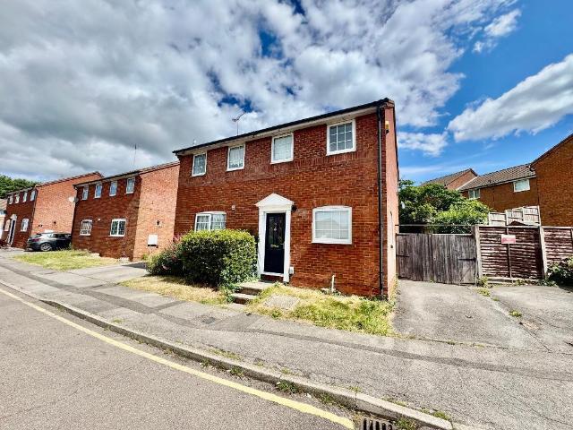 House for sale in Spring Park, Luton