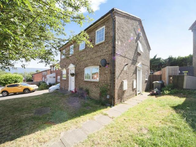 House for sale in Spring Park, Luton