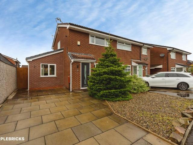 House for sale in Guide Bridge, Greenheys