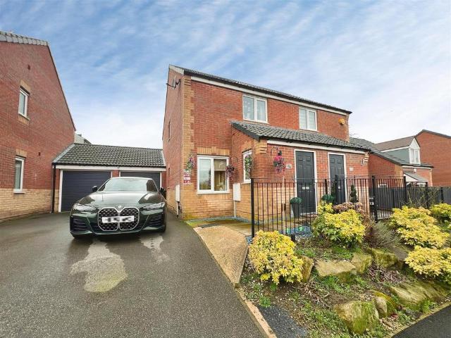 House for sale in Thornbury, West Yorkshire