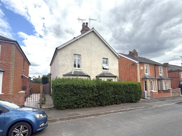 House for sale in Heol-las, Surrey