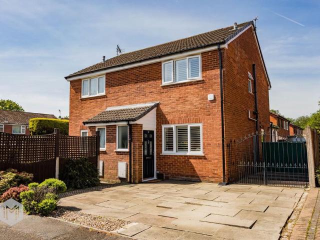 House for sale in Kirklees, Bury