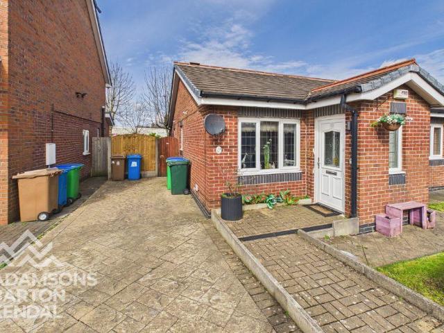 House for sale in Lady House, Burnedge