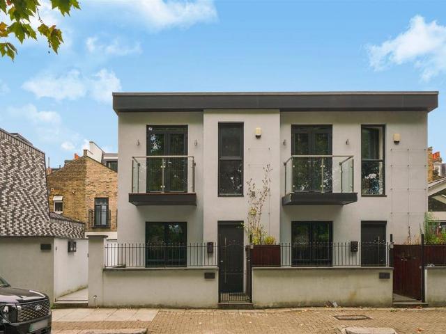 House for sale in Southfields, Greater London
