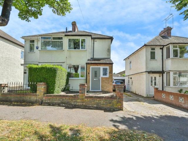 Semi Detached House for sale in Luton