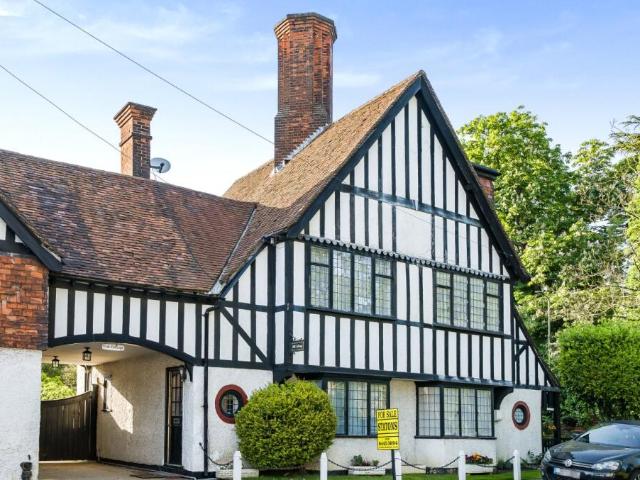 Semi Detached House for sale in Mill Hill