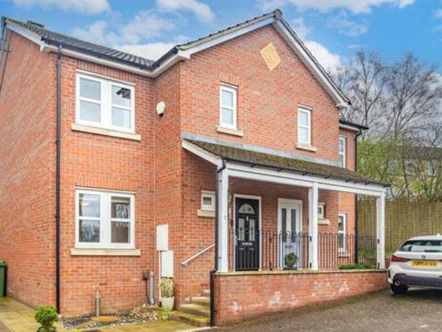 House for sale in Whinmoor, West Yorkshire