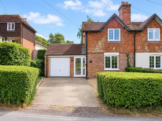 House for rent in Ewhurst Green, Heathlands