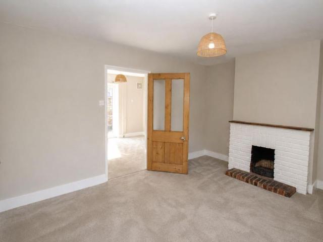 House for rent in Ewhurst Green, Heathlands