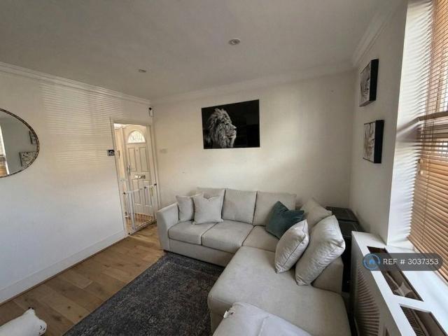 House for rent in Egham Hythe, Row Town