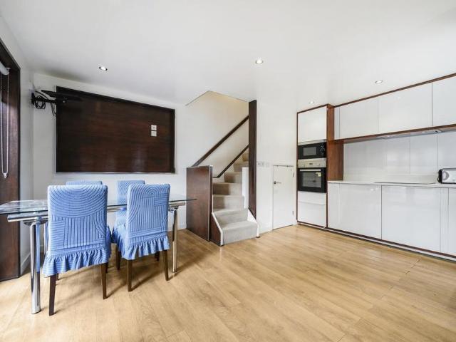 House for rent in Summerstown, Greater London