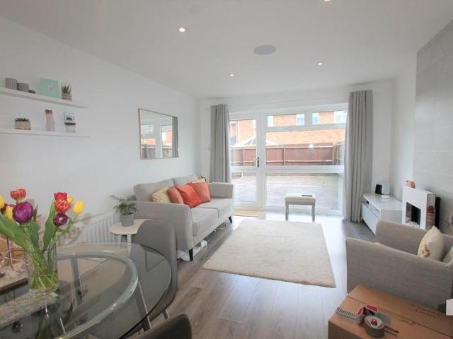 House for rent in Whitnash, Green Close