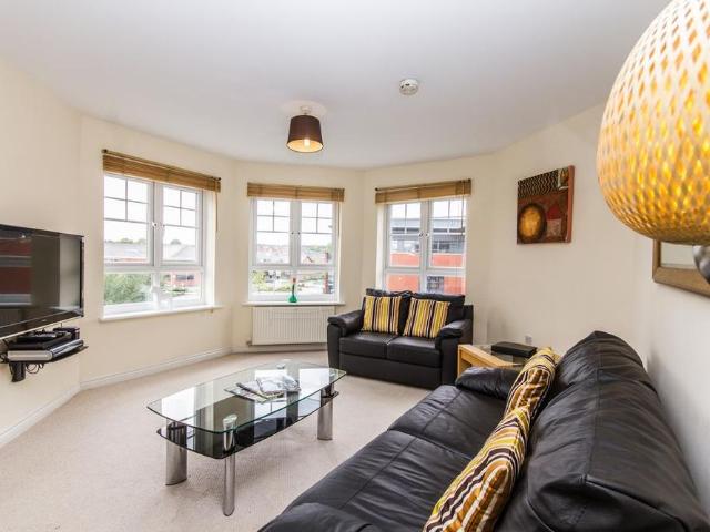 Apartment for rent in Woodloes Park, Green Close