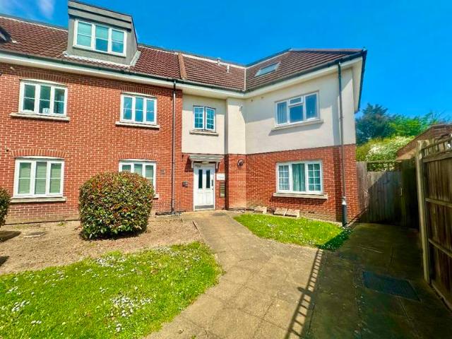 Apartment for sale in Ardleigh Green, Greater London