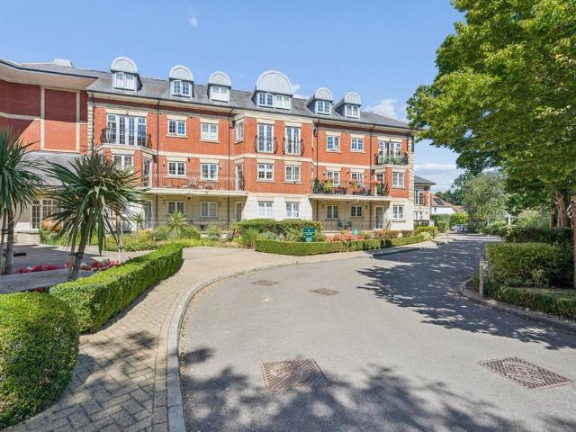 Flat for sale in Pinner, Greater London