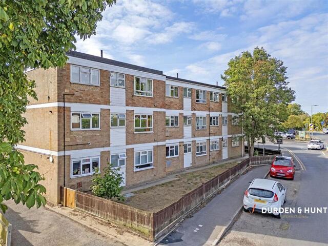 Room for sale in Pilgrims' Hatch, Navestock Side
