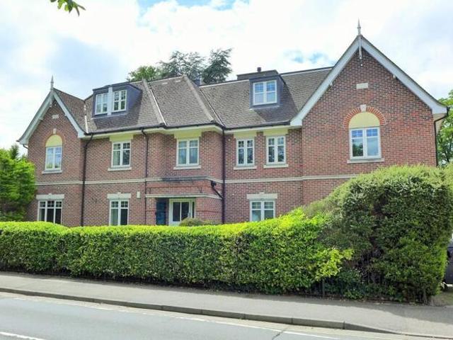 Room for sale in Fleet, Hart