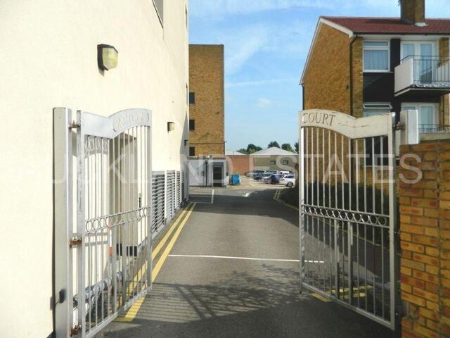 Room for sale in Cranborne, Potters Bar