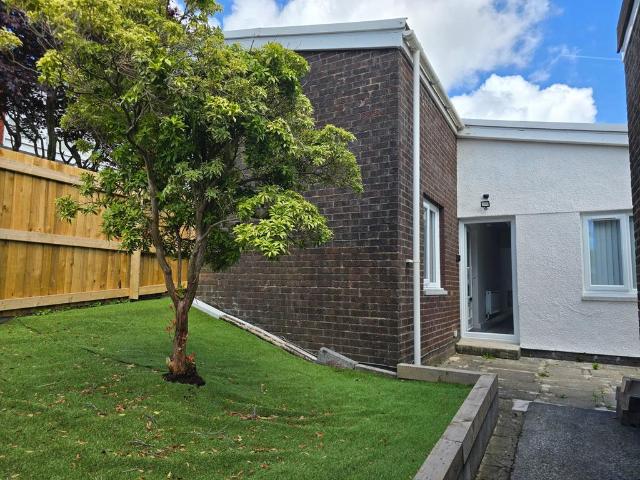 Bungalow for rent in Dyffryn Clydach, Neath Abbey