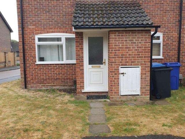 Terraced House for rent in Yateley, Eversley Cross