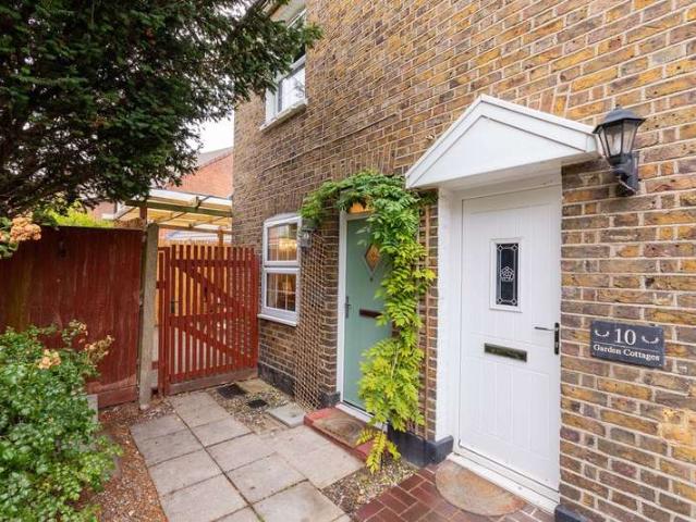 Cottage for sale in Colnbrook, Slough
