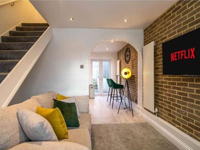 Cottage for sale in St Albans, Five Acres