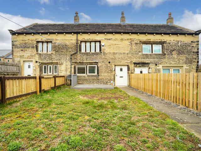 Terraced House for sale in Holmfirth, Calmlands