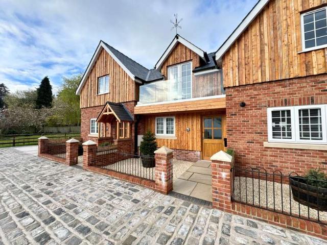 Cottage for sale in Llanbadoc, Wales