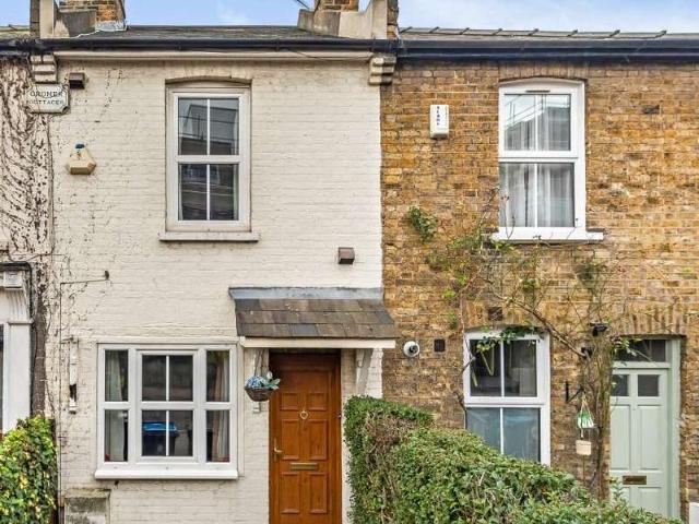 Terraced House for sale in Kingston Upon Thames, Norbiton