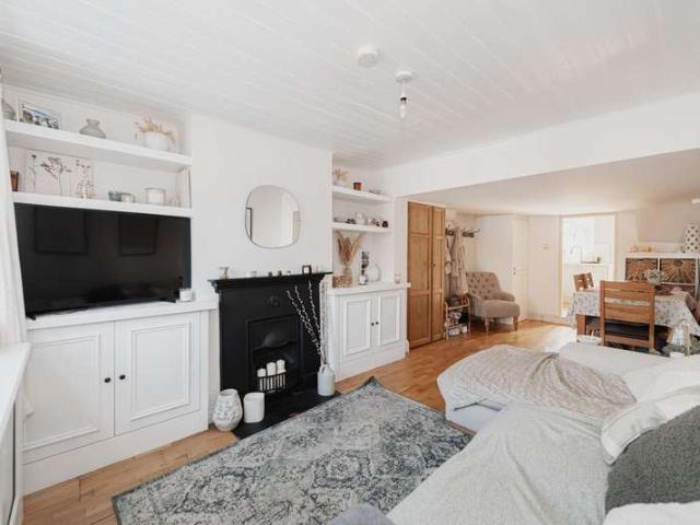Terraced House for sale in Chessington, Hook