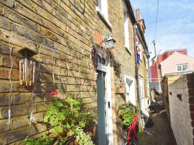 Cottage for rent in East Cliff, Acol