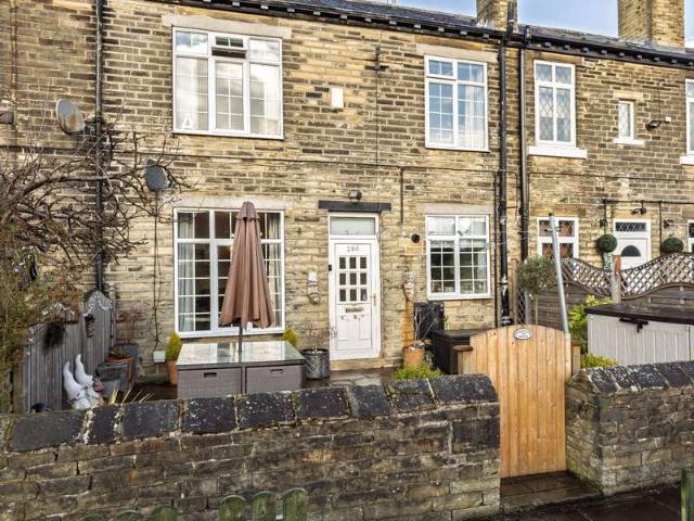 Terraced House for sale in Halifax, Lightcliffe