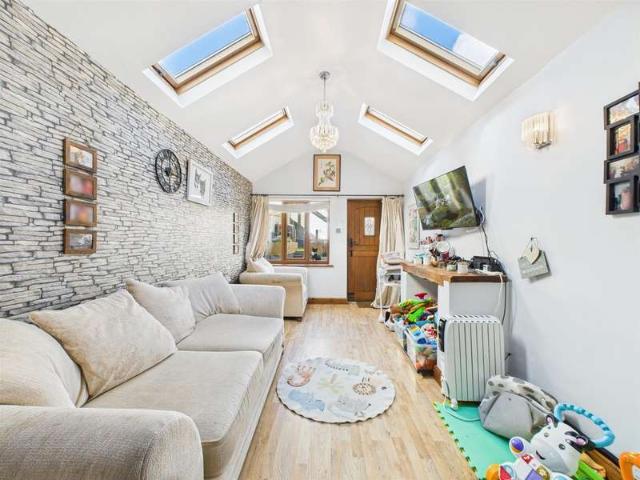 Cottage for sale in Johnston