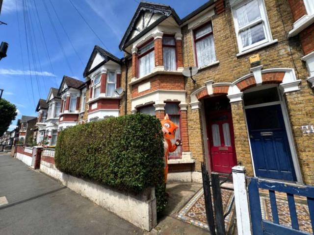 Cottage for sale in Beckton, Greater London