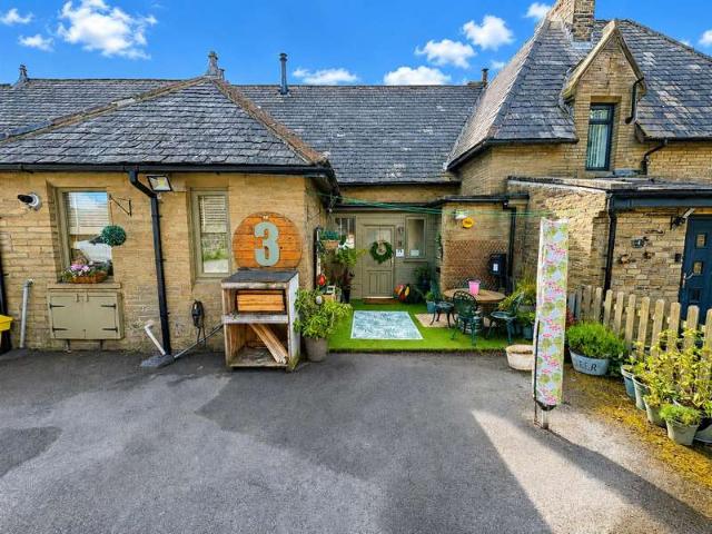 Cottage for sale in Catherine Slack, Queensbury