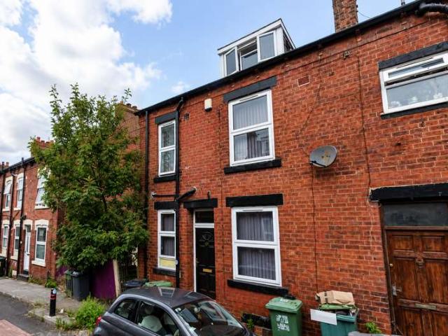 Cottage for sale in Hyde Park, Leeds