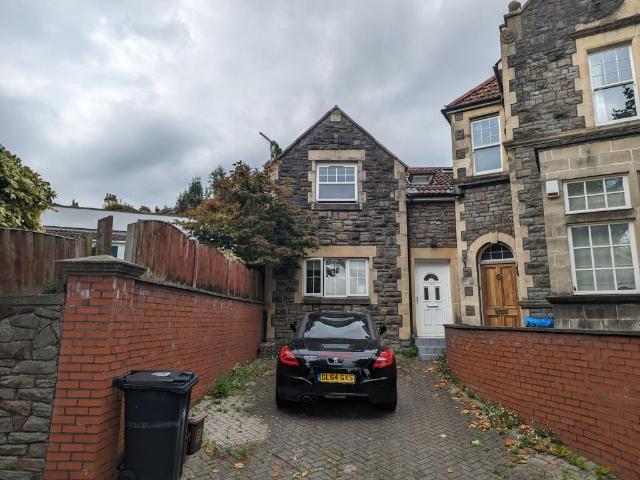Terraced House for rent in Bristol
